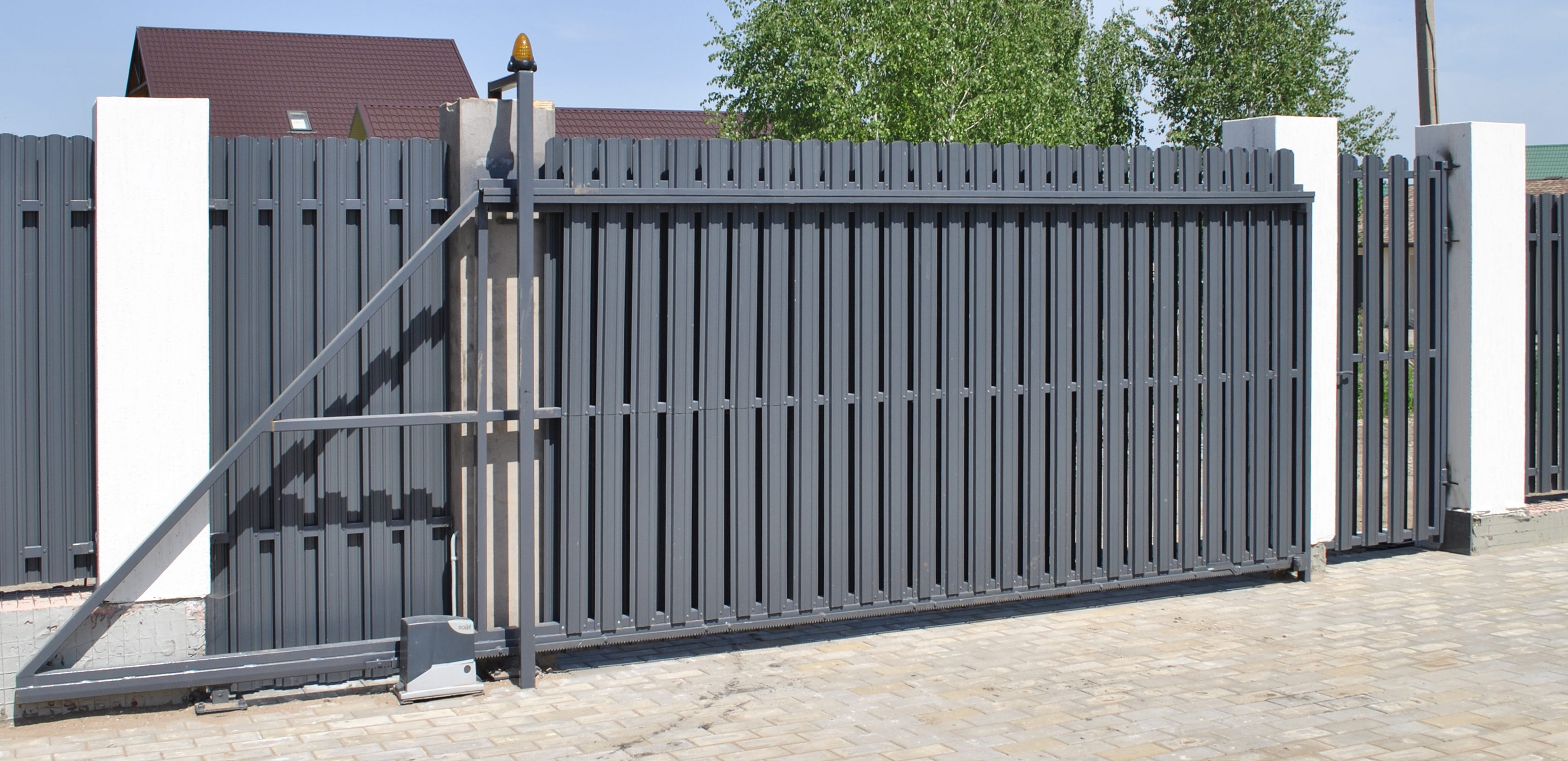 Ворота из металлического штакетника в Дивном